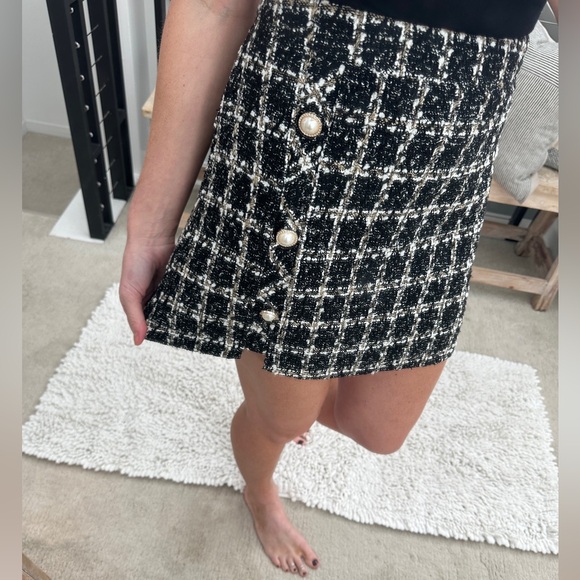 Amazon Black & white Tweed Mini Skirt w/ Pearl Button Accent Holiday Trendy S - Picture 5 of 11